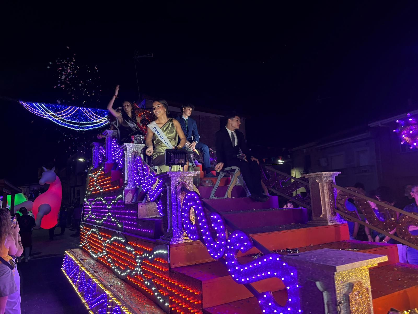 El desfile de carrozas de Aldeadávila vuelve a llenar de luz y color las calles en sus fiestas