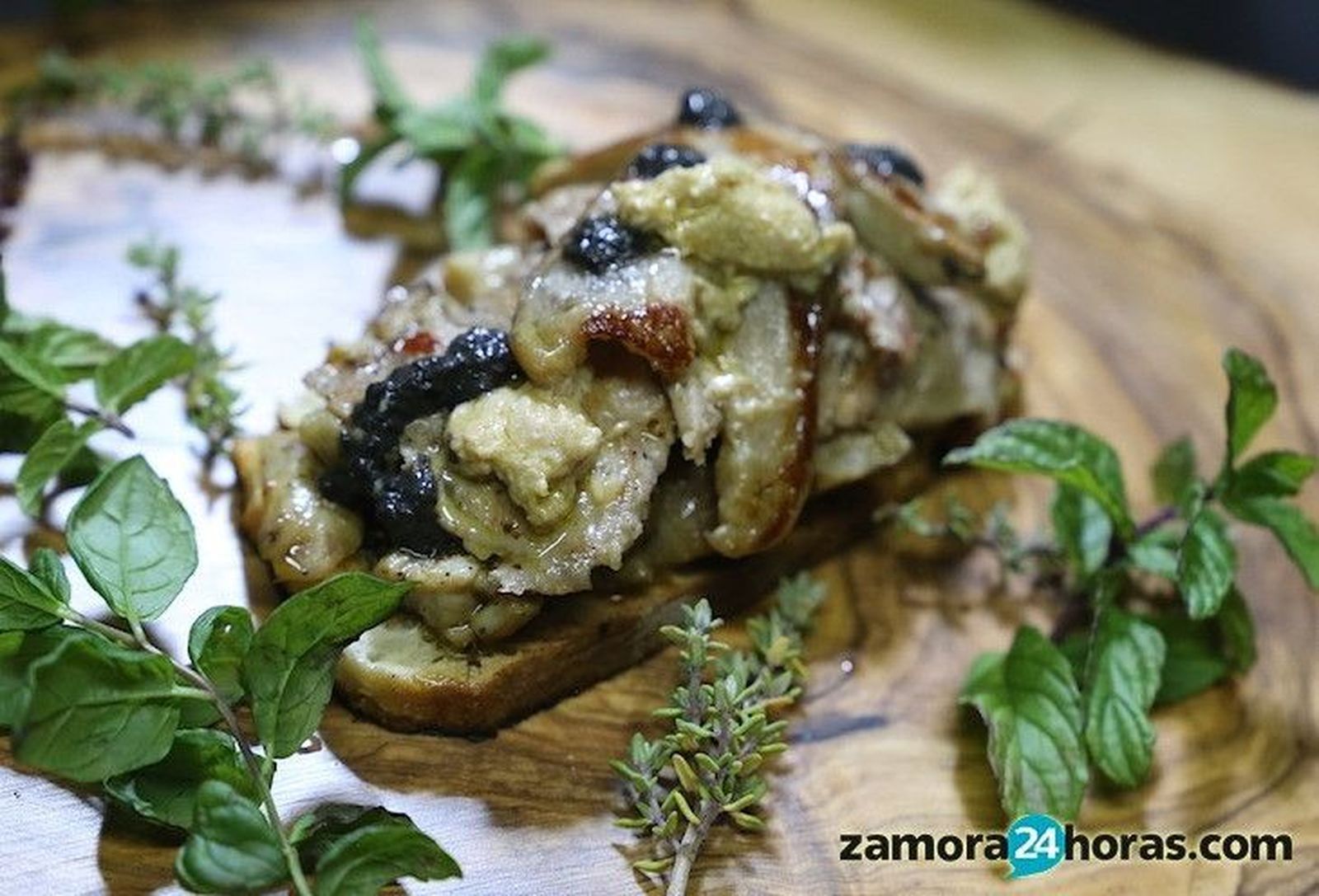 Una tapa elaborada con setas. Archivo