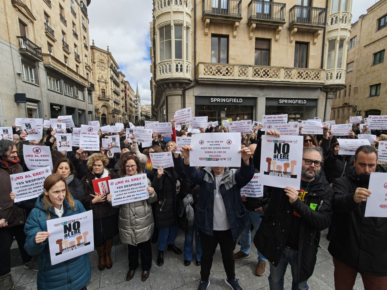 Posibles trabajadores afectados por el ERE de Majorel se manifiestan en Salamanca