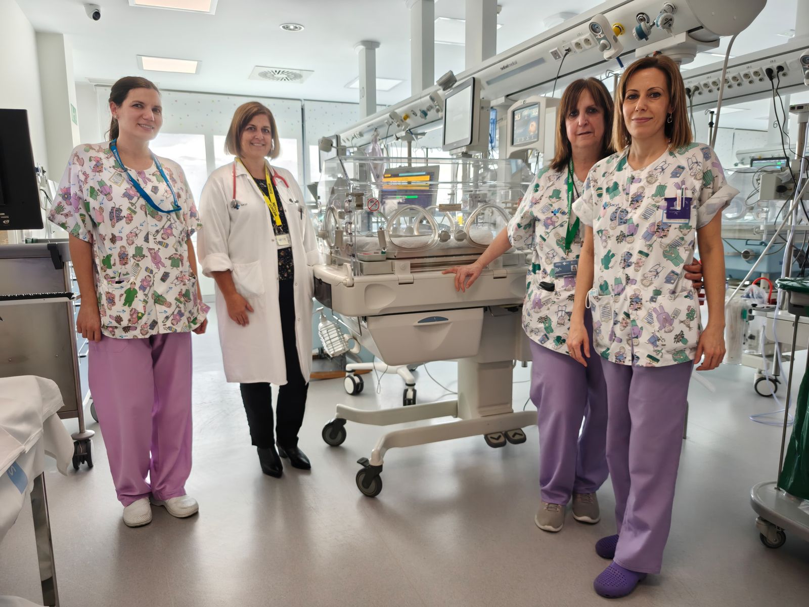 Laura San Feliciano, pediatra y jefe de la Unidad de Neonatología, y Beatriz Rodríguez, enfermera especialista en pediatría, ambas del hospital de Salamanca, además de Patricia Sánchez y Belen Refollo, TCAES de la planta. Todas ellas en una incubadora de la UCI Neonatal Laura San Feliciano, pediatra y jefe de la Unidad de Neonatología, y Beatriz Rodríguez, enfermera especialista en pediatría, ambas del hospital de Salamanca, además de Patricia Sánchez y Belen Refollo, TCAES de la planta. Todas ellas en una incubadora de la UCI Neonatal