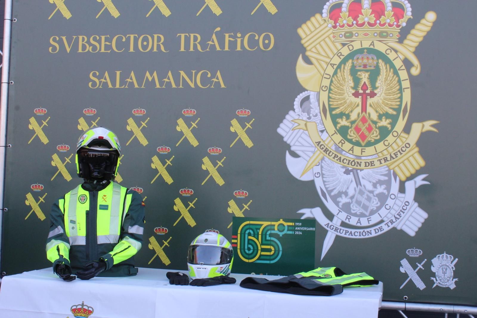 Motos camufladas y chaleco airbag, la nueva cara de la Guardia Civil de Tráfico de Salamanca