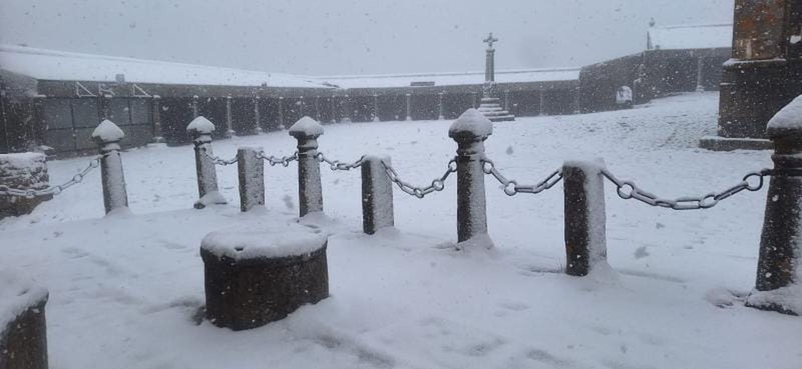 Primeros copos de nieve 2024 en la Peña de Francia. Foto vía 'X' METEOSALAMANCA 1