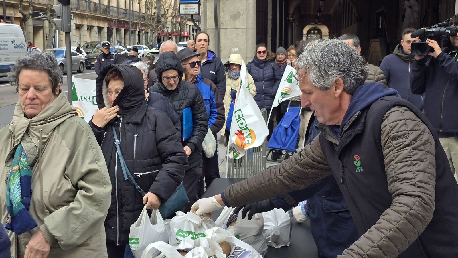 Reparto de 4.000 kg de patatas