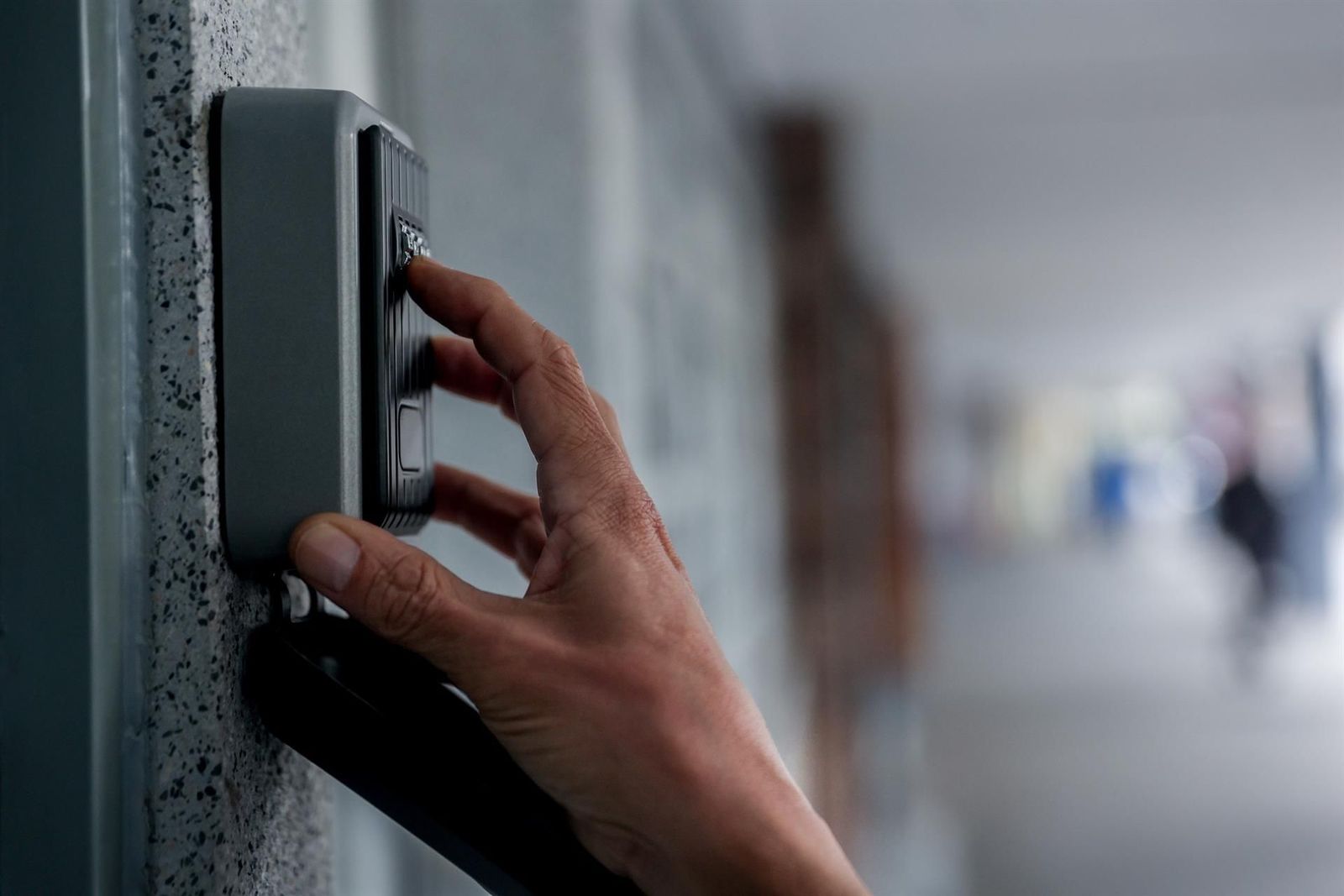 Caja de seguridad de un piso turístico, a 20 de mayo de 2024, en Madrid (España).   Ricardo Rubio   Europa Press   Archivo