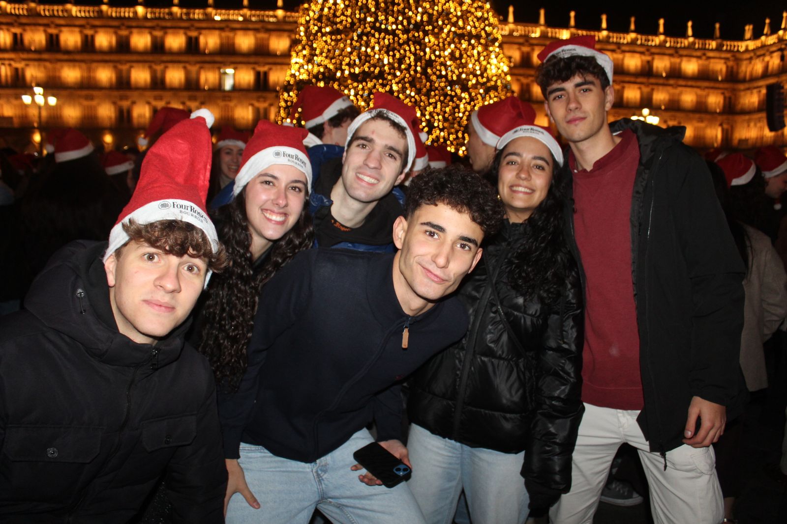 Miles de personas disfrutan de las campanadas y la fiesta del Fin de Año Universitario