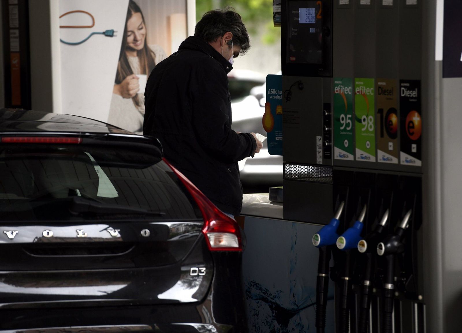 Repostaje en una gasolinera. | EP Repostaje en una gasolinera. | EP