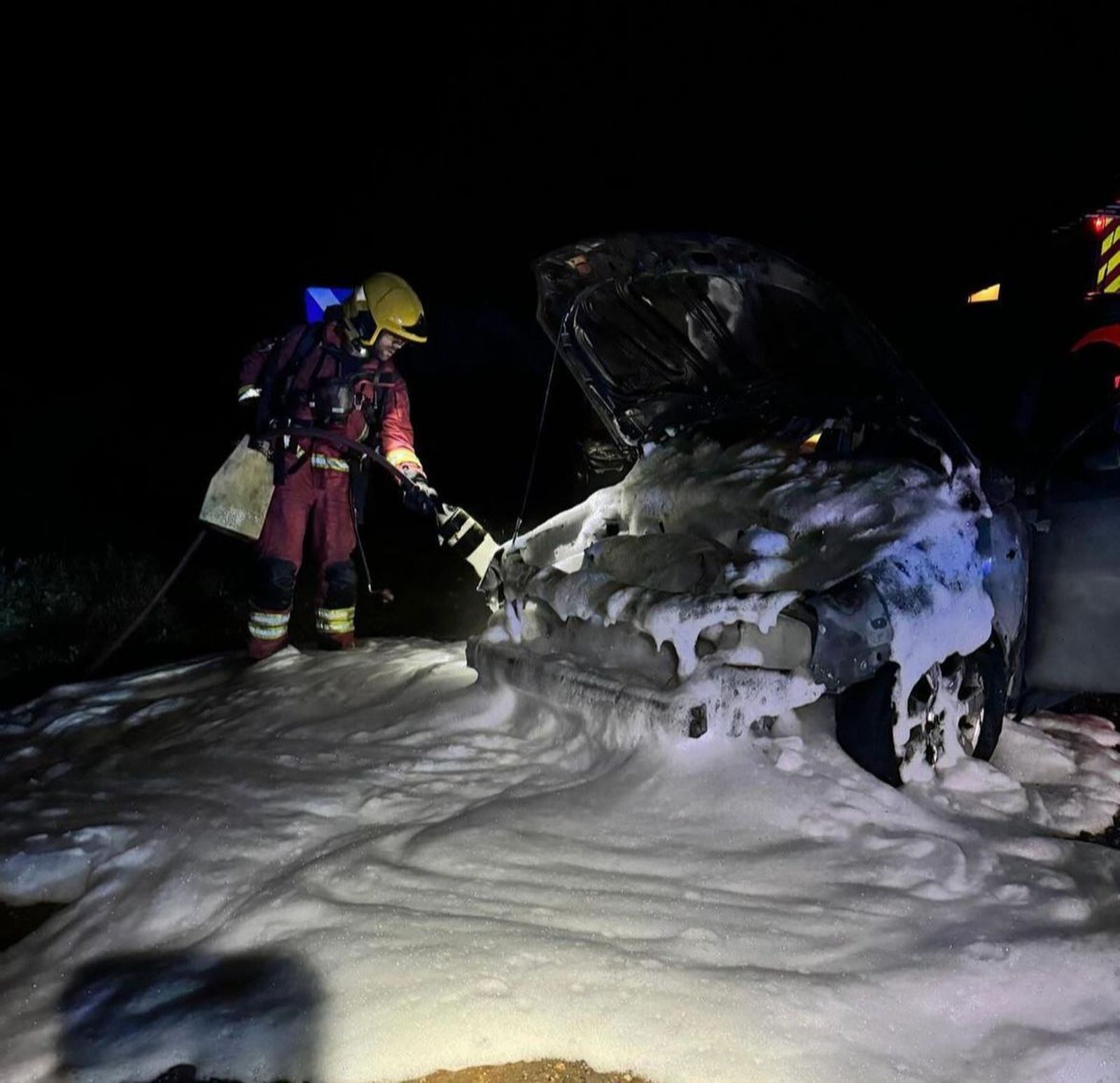 GALERÍA | Arde un vehículo en la DSA-504 a la altura de Doñinos. Fotos: Bomberos Villares