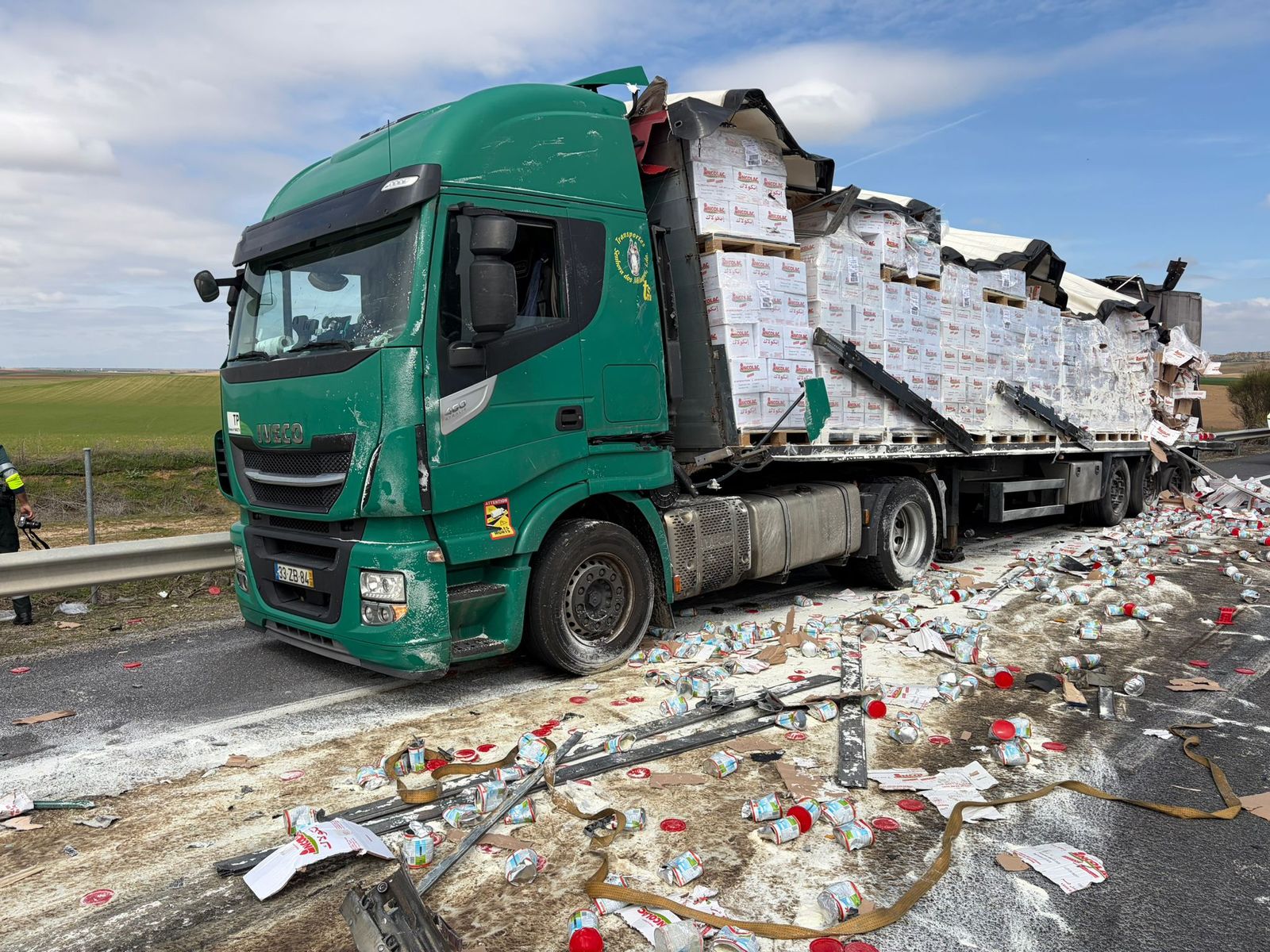 Dos camiones colisionan en la A-62 y uno echa a arder