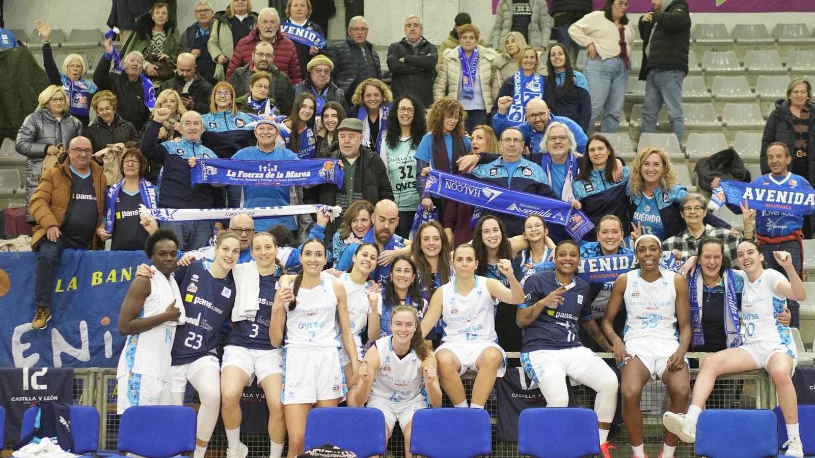Las jugadoras de Perfumerías Avenida celebran el triunfo con la afición