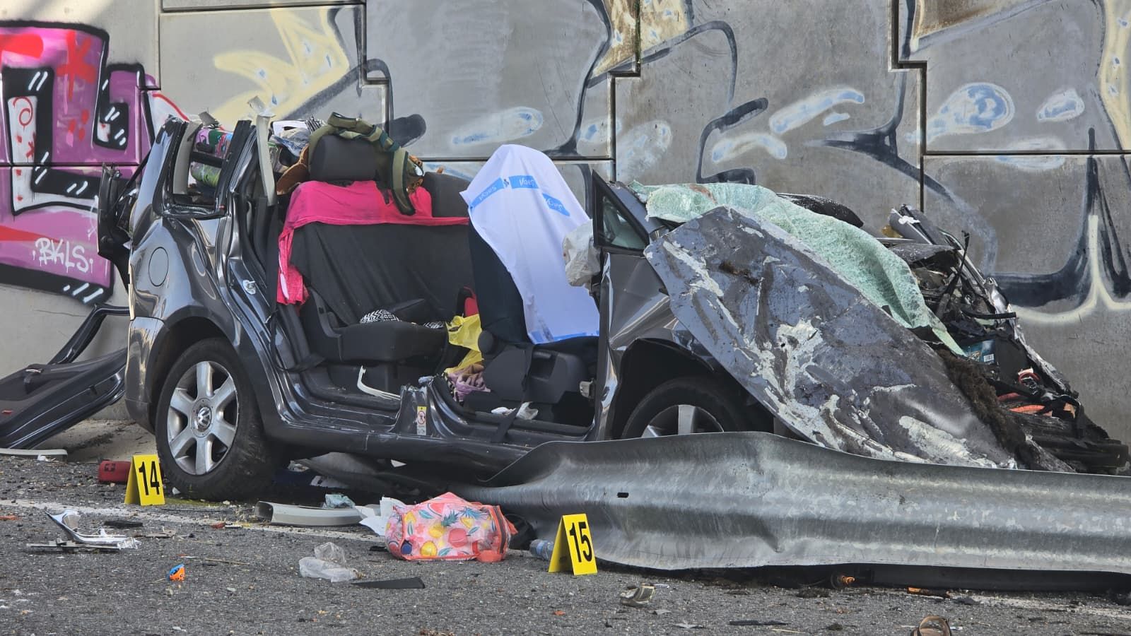 Un vehículo se precipita a unos siete metros de altura desde la A-66 a la N-630 en Beleña