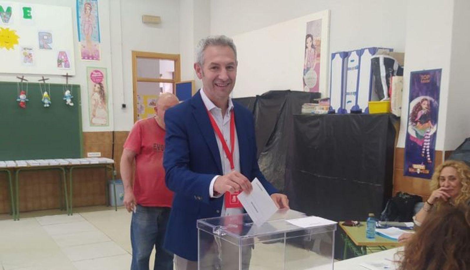 Carlos Rodríguez ejerce su derecho a voto