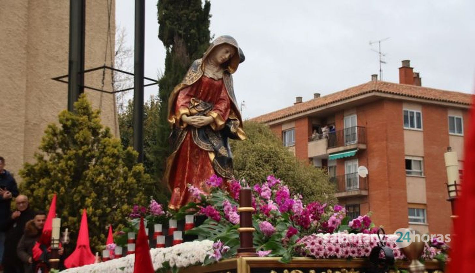 El Cristo de la Vela y Nuestra Señora del Silencio saluda a los fieles en la Iglesia de Jesús Obrero en Salamanca en la Semana Santa de Salamanca 2024