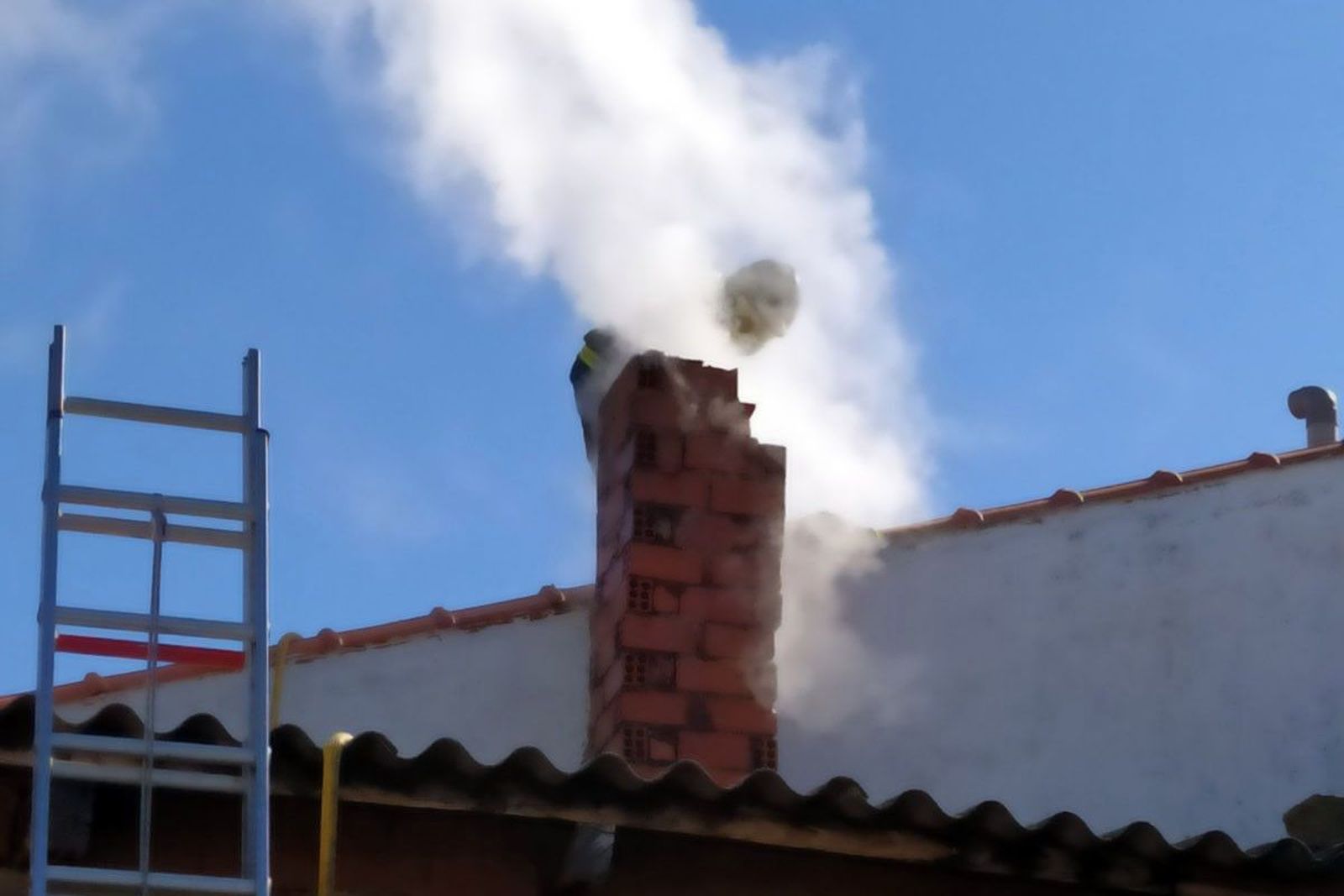 Bomberos del Consorcio de Zamora sofocan un incendio en una chimenea. Archivo