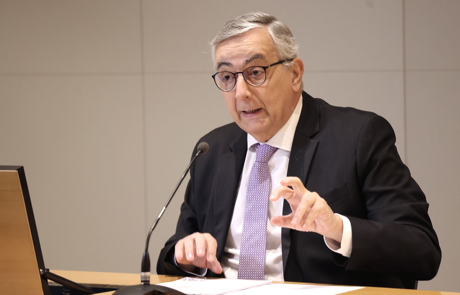 Juan Lázaro  ICAL . El director de Funcas, Carlos Ocaña, durante la presentación de las previsiones económicas de las comunidades autónomas para 2024