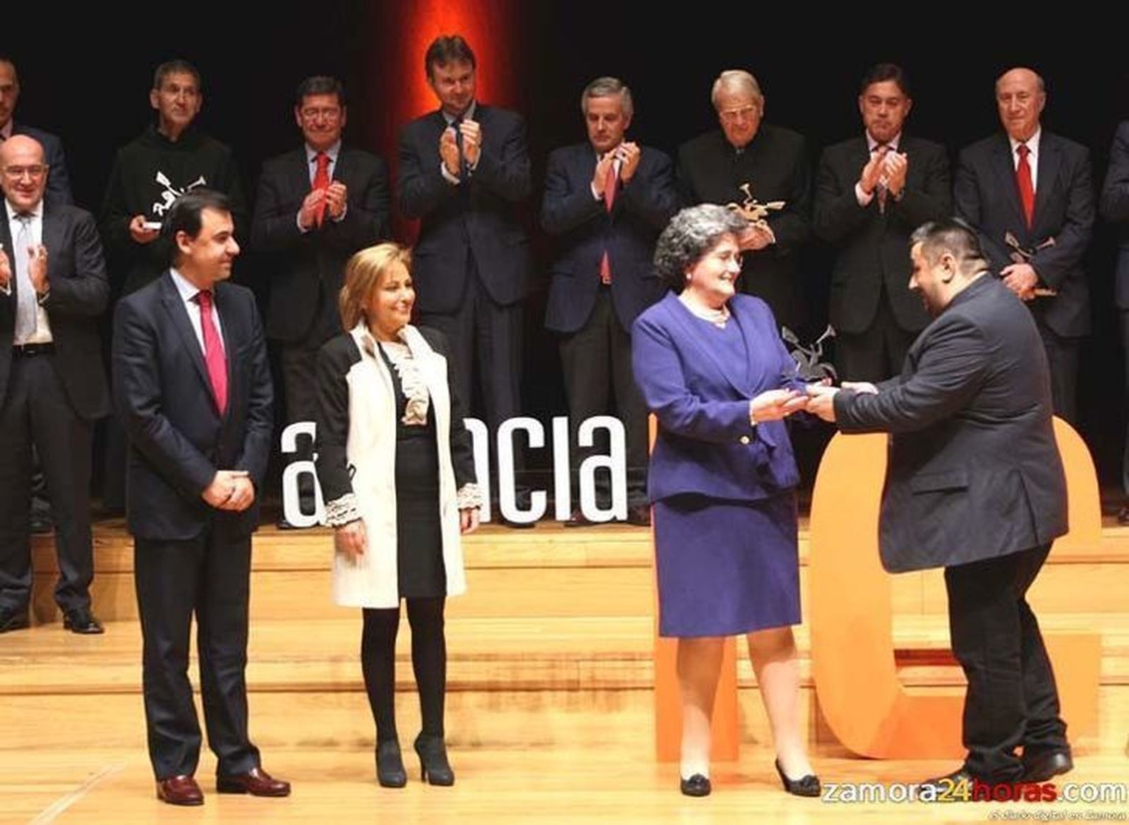 La científica zamorana Charo Heras recibe el Premio Ical al Compromiso Humano en la Gala XXV Aniversario de la Agencia de Noticias de Castilla y León