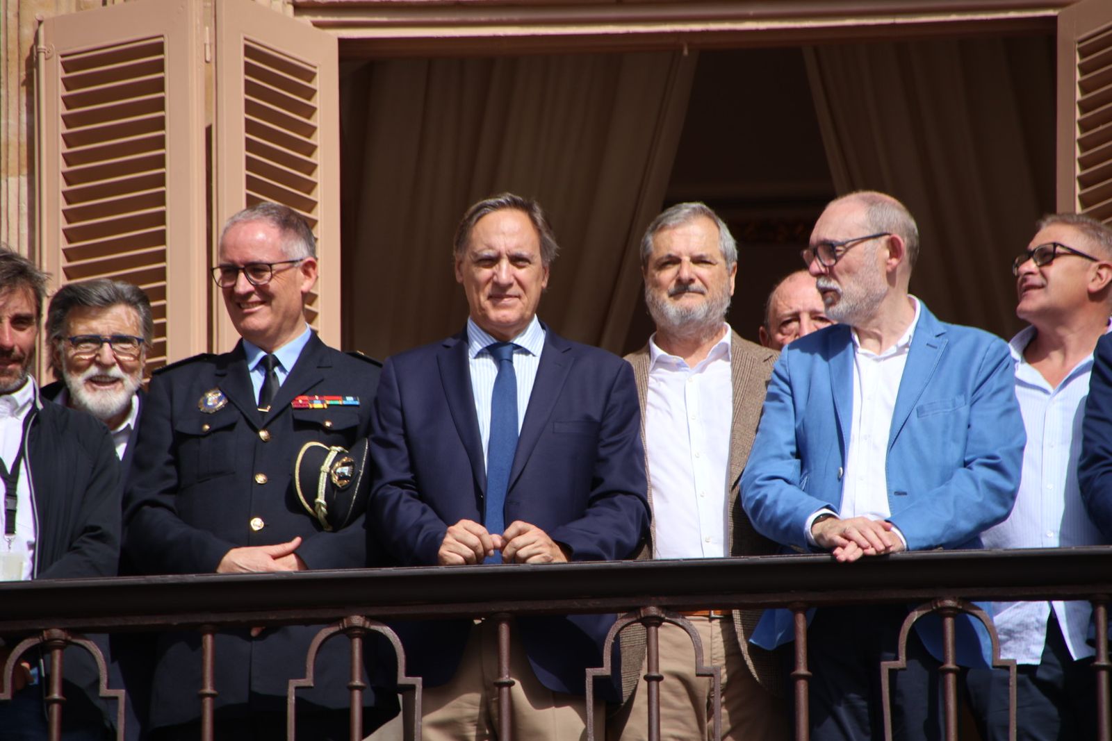 El alcalde de Salamanca, Carlos García Carbayo, recibe miembros y antiguos  miembros de la Escolta de Gran Gala de la Policía Local