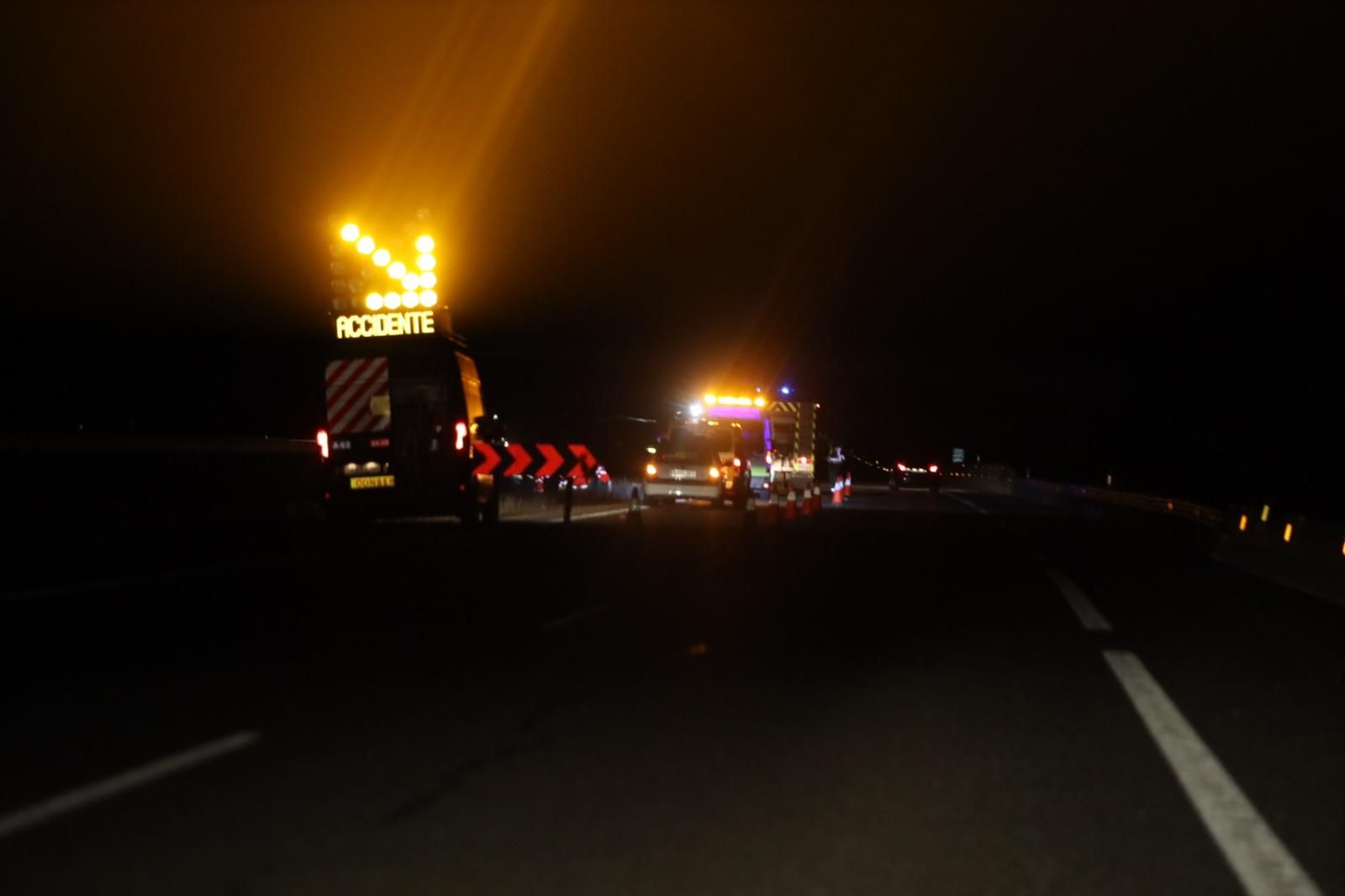 Un herido al quedar atrapado en el coche tras salirse de la vía en la A 62 a la altura de La Rad