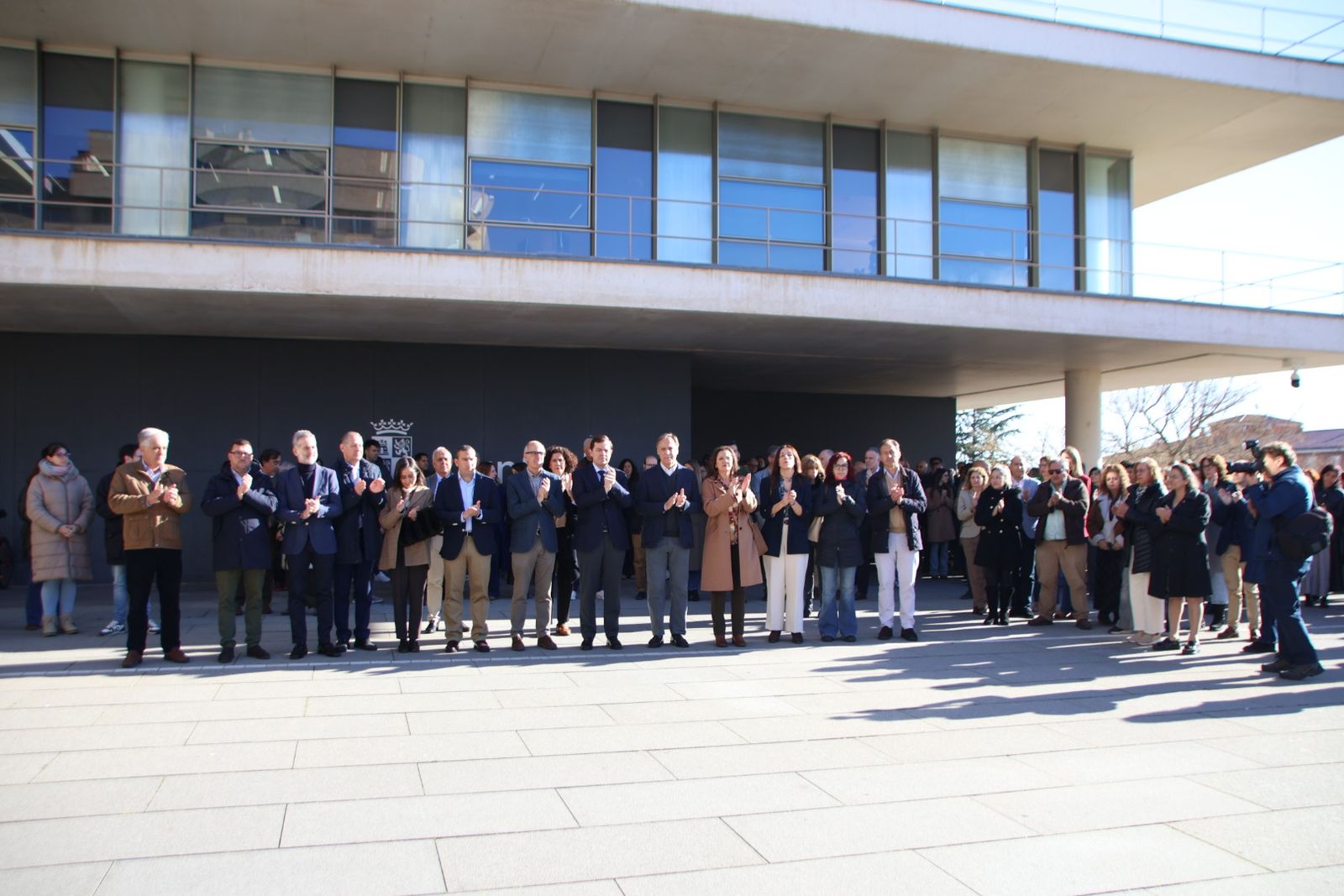 El presidente de la Junta de Castilla y León, Alfonso Fernández Mañueco, participa en el minuto de silencio por el caso de violencia machista en Miranda de Ebro