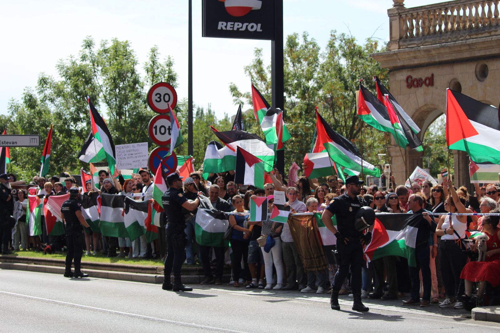 Protestas por Palestina al paso de la Vuelta Ciclista a España por Salamanca