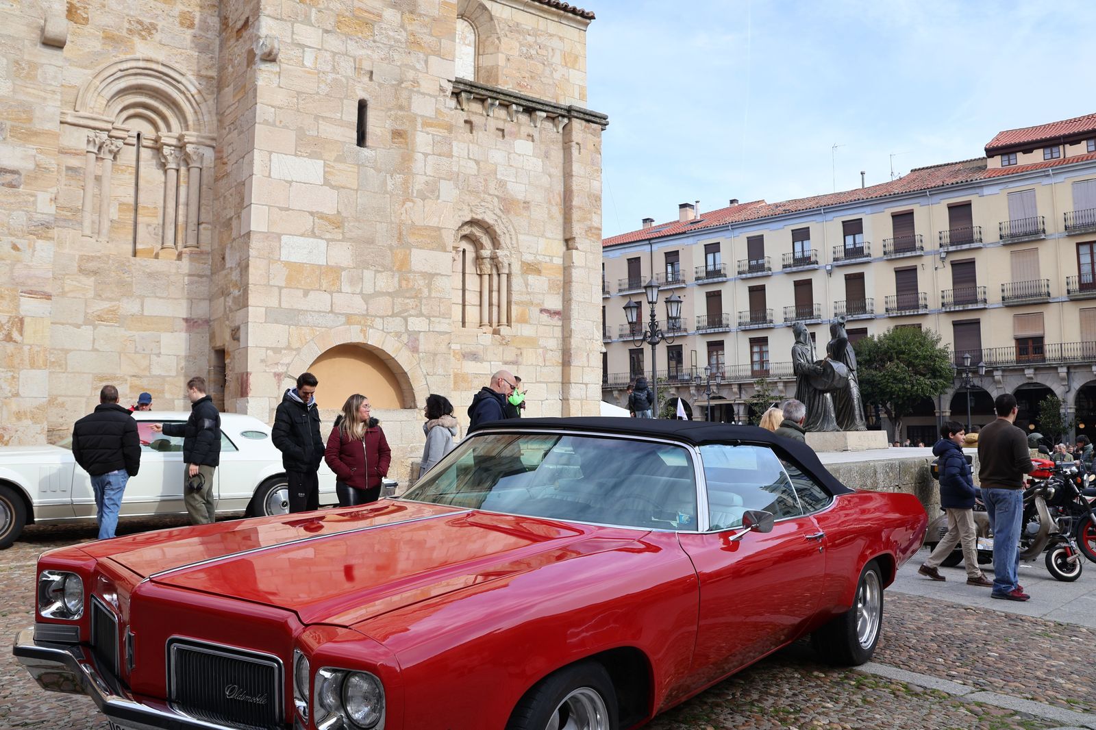 concentracion-de-coches-clasicos-en-la-plaza-mayor-16