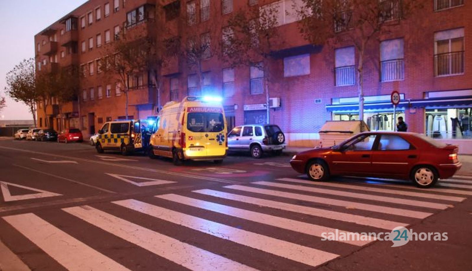 Atropellado un hombre en la calle del Bachiller Sansón Carrasco. Fotos Andrea M (4)