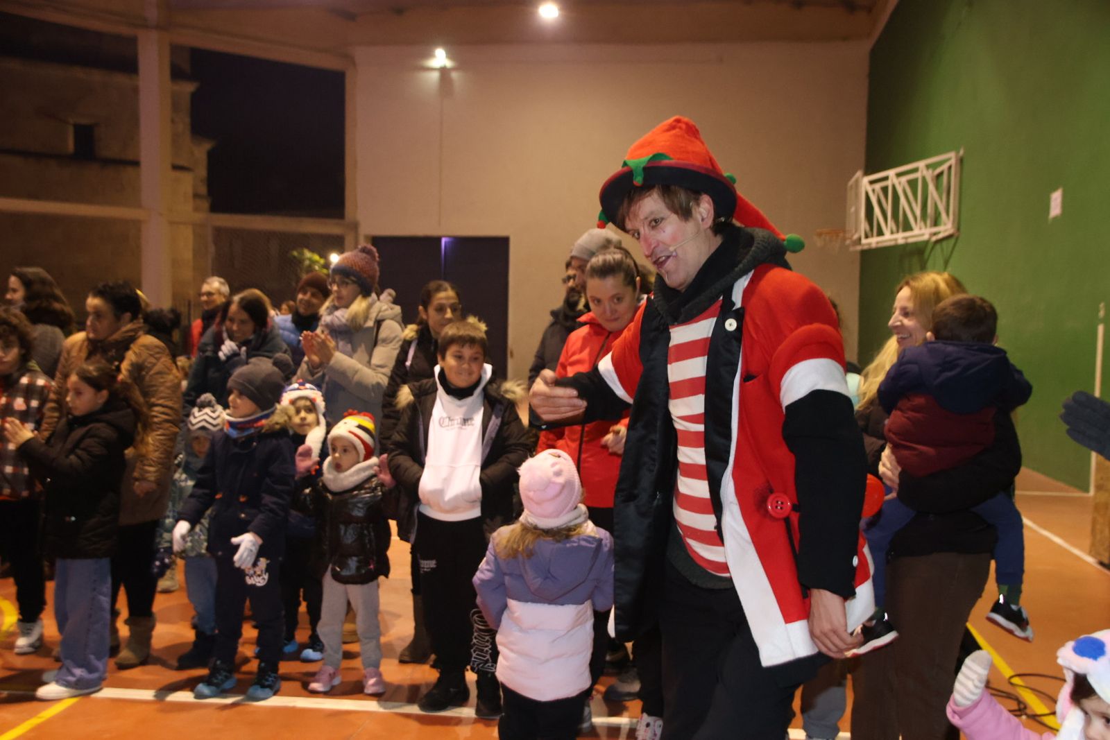 Castañada popular acompañada de un bonito espectáculo circense en Castellanos de Moriscos