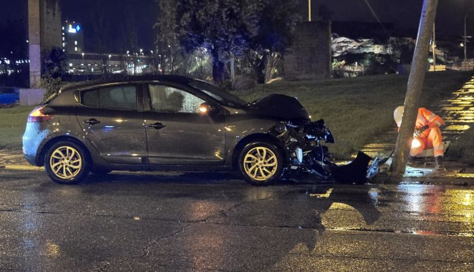 Un conductor pierde el control de su vehículo y choca contra la rotonda de La Charrería