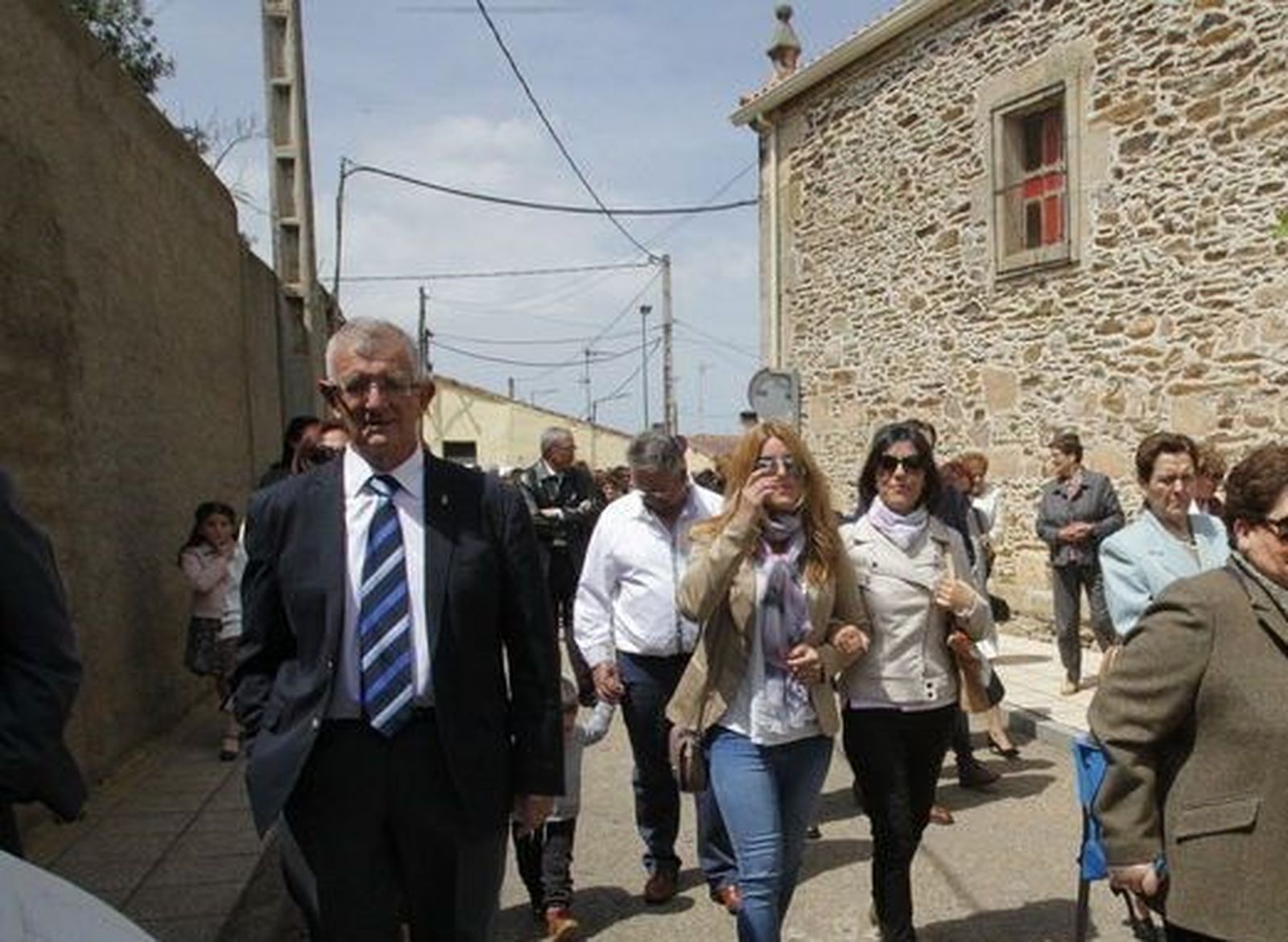 Santiago Fraile, a la izquierda de la imagen, durante una procesión en Doñinos