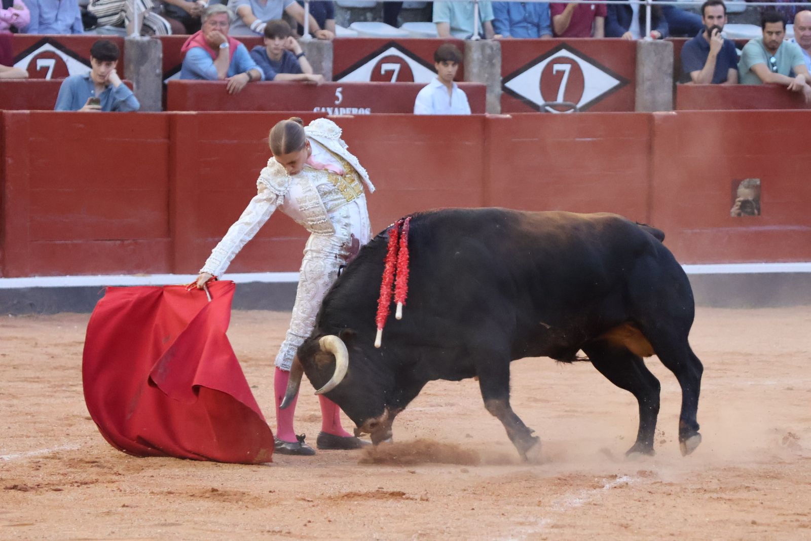 La Glorieta revive el aroma de la feria taurina con el primer festejo: Lea Vicens, Raquel Martín y Olga Casado