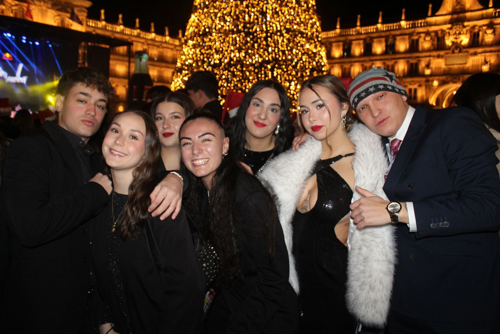 Miles de personas disfrutan de las campanadas y la fiesta del Fin de Año Universitario