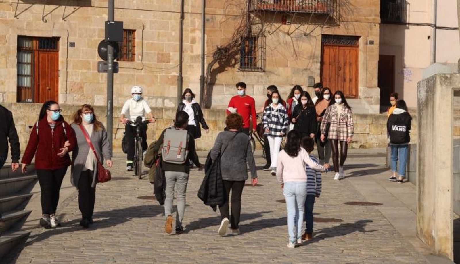 Paseo durante la tarde por el Puente Romano. El buen tiempo y el calor ha marcado la tarde de este lunes en Salamanca