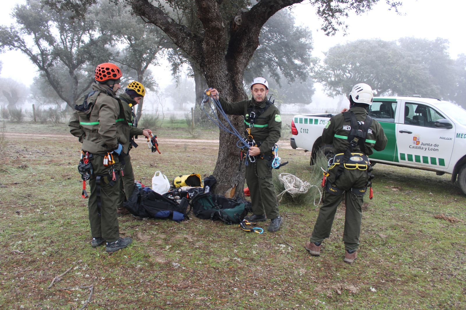 grupo-de-intervenciones-en-altura-reparacion-nido-cigueena-negra-en-espeja-12