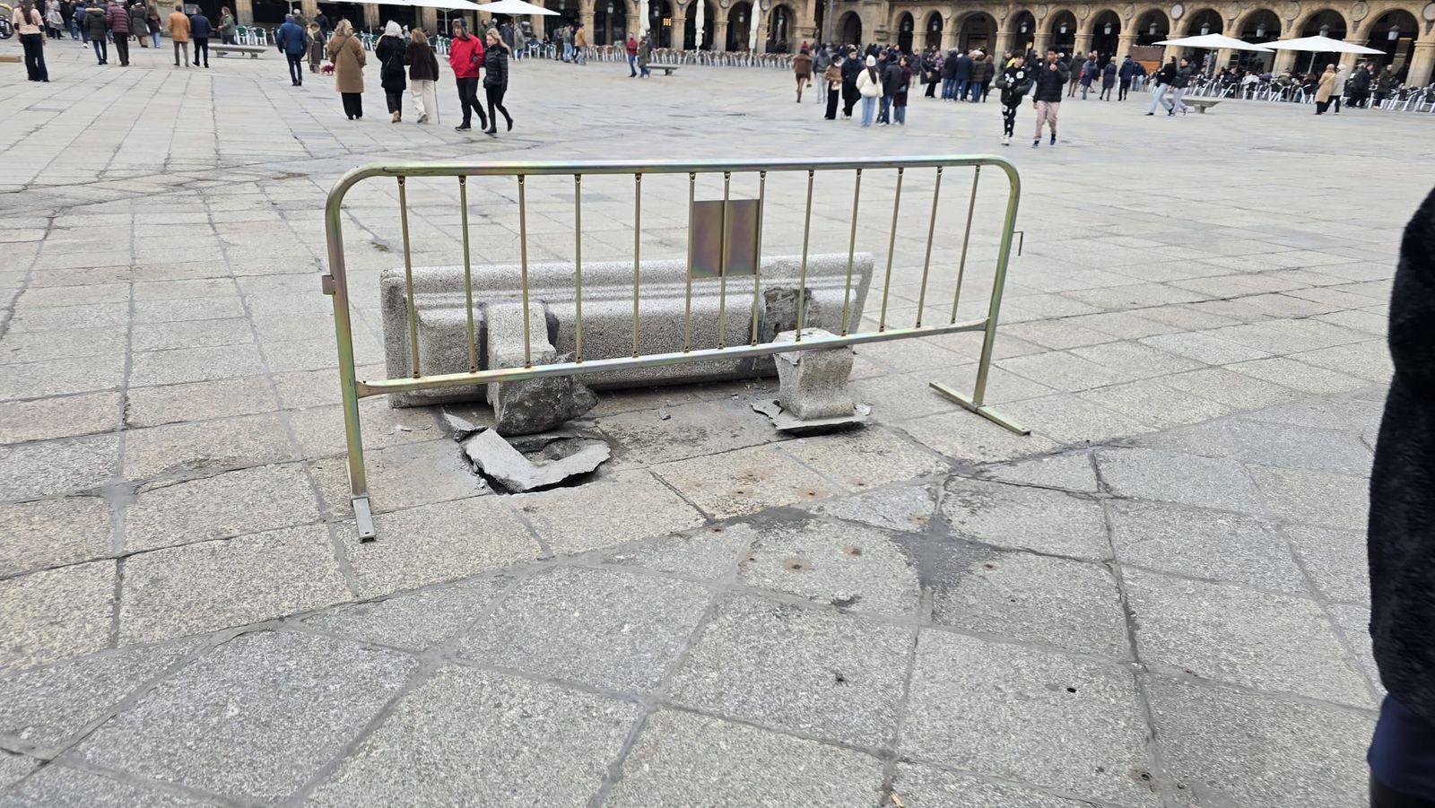 Una furgoneta derriba un banco un la Plaza Mayor de Salamanca