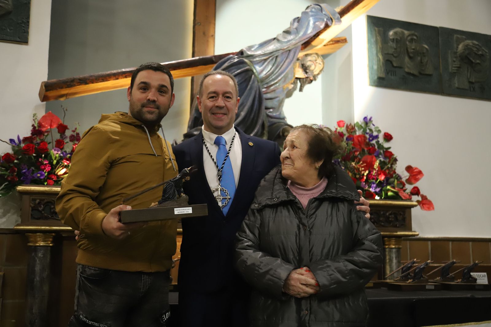 Imagen de uno de los mayordomos recibiendo el obsequío