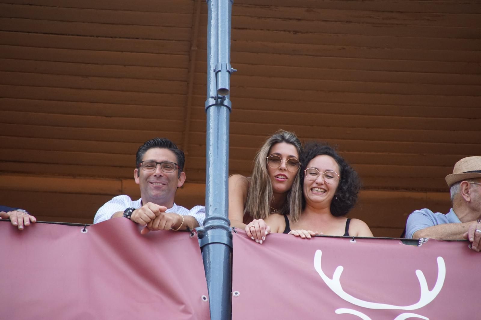 Expectación por ver los caballos de rejoneo en La Glorieta: imágenes del ambiente en los tendidos y en el patio de cuadrillas