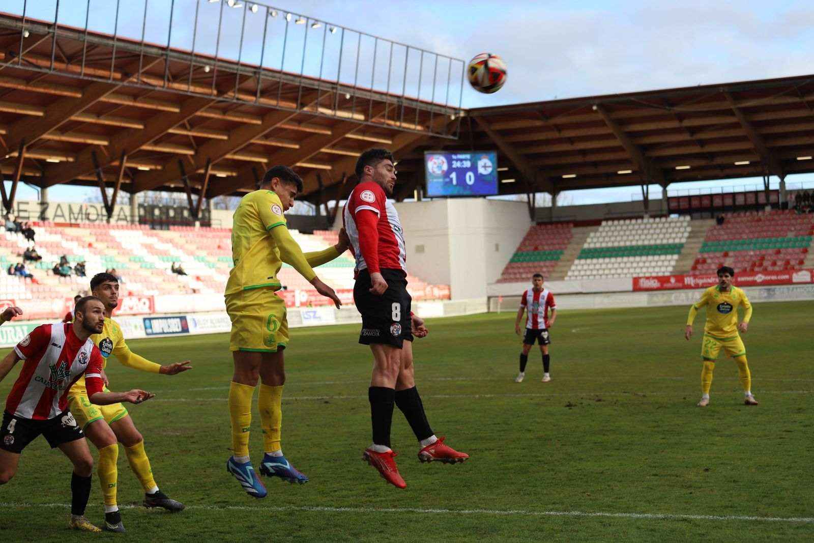 Juanan remata de cabeza en un córner en el Zamora CF - Deportivo Fabril. Archivo.