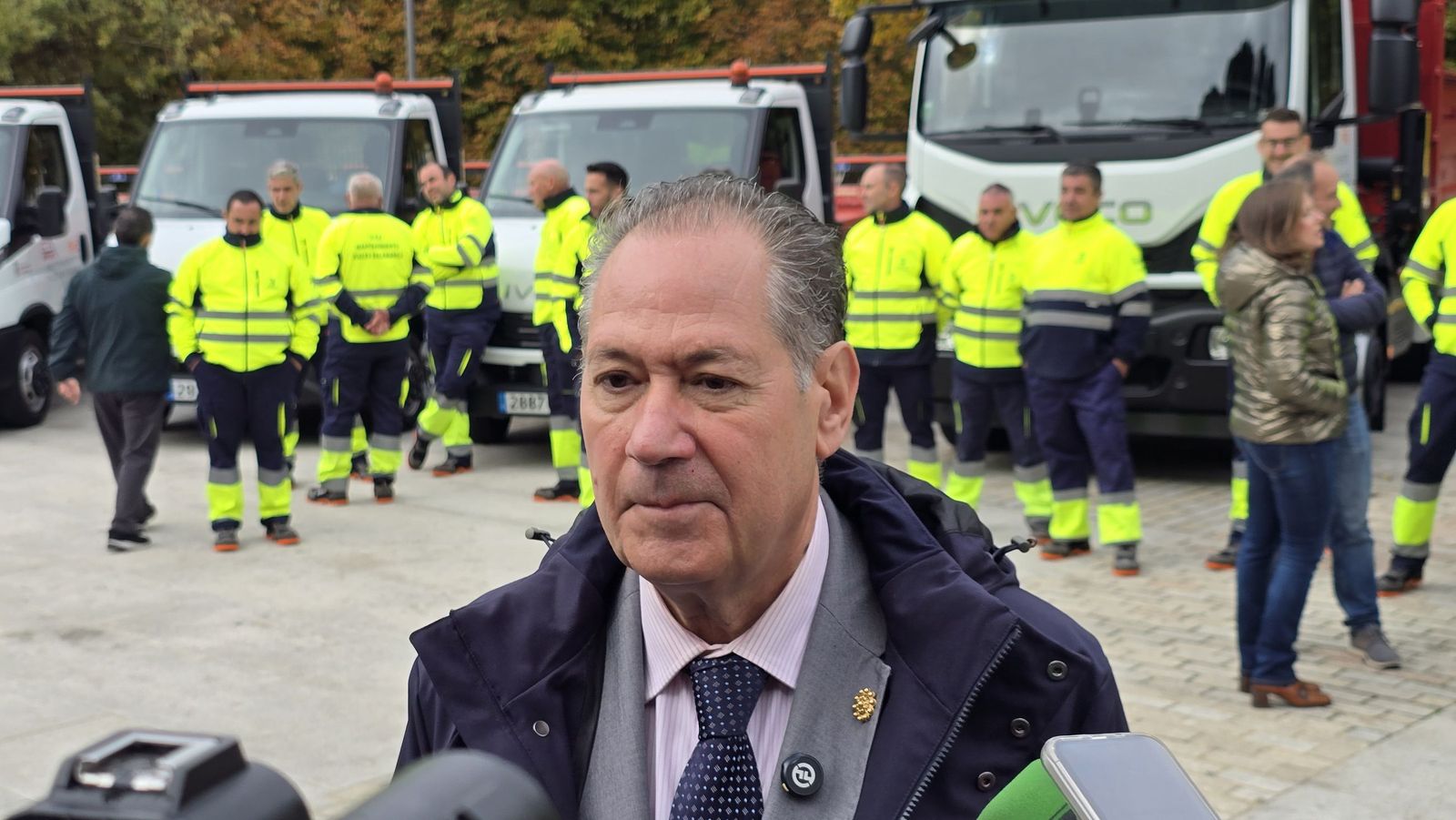 El concejal de Fomento, Fernando Carabias, presenta la nueva maquinaria para el mantenimiento de viales de la ciudad