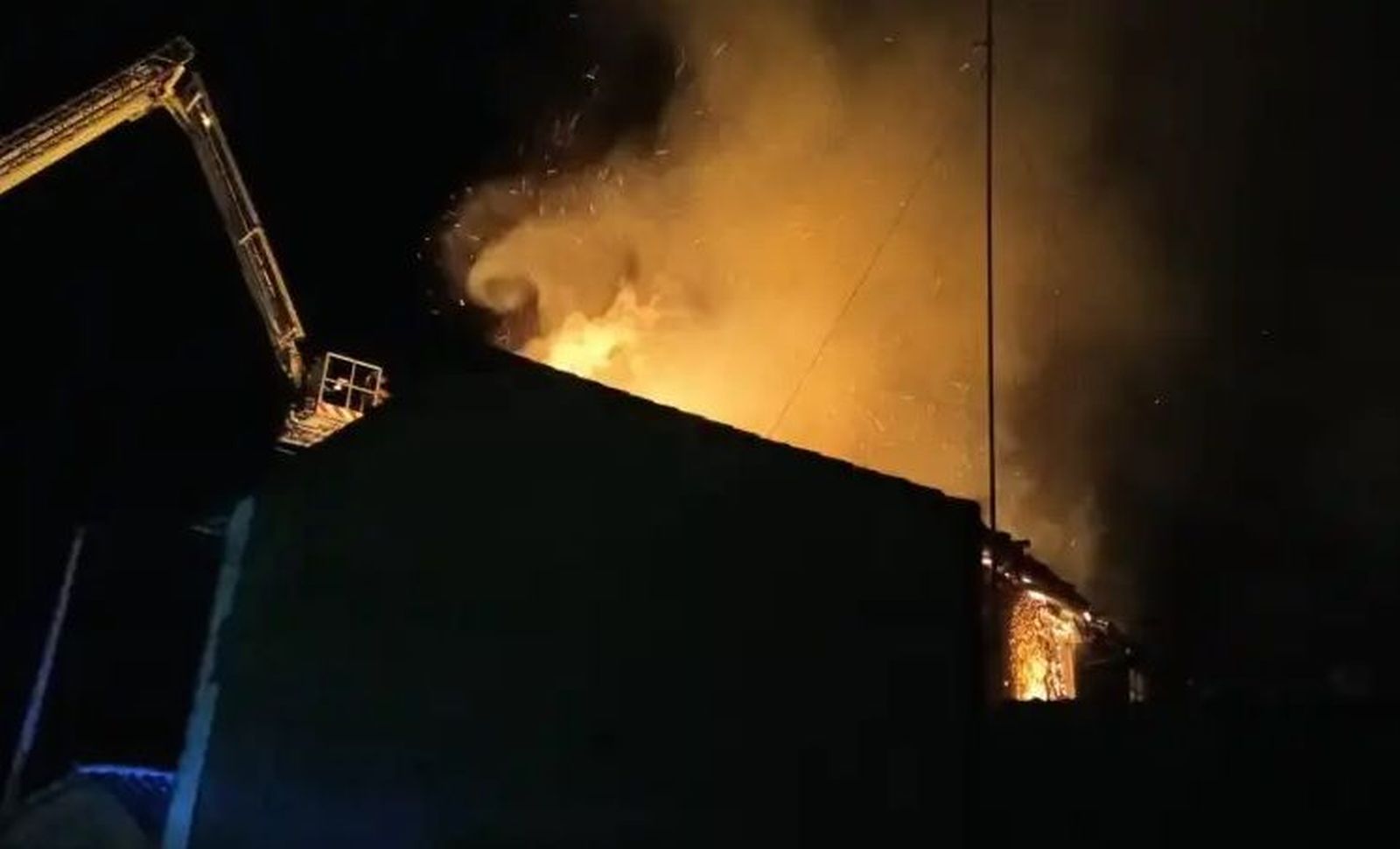 Las llamas arrasan dos viviendas en la provincia durante esta madrugada