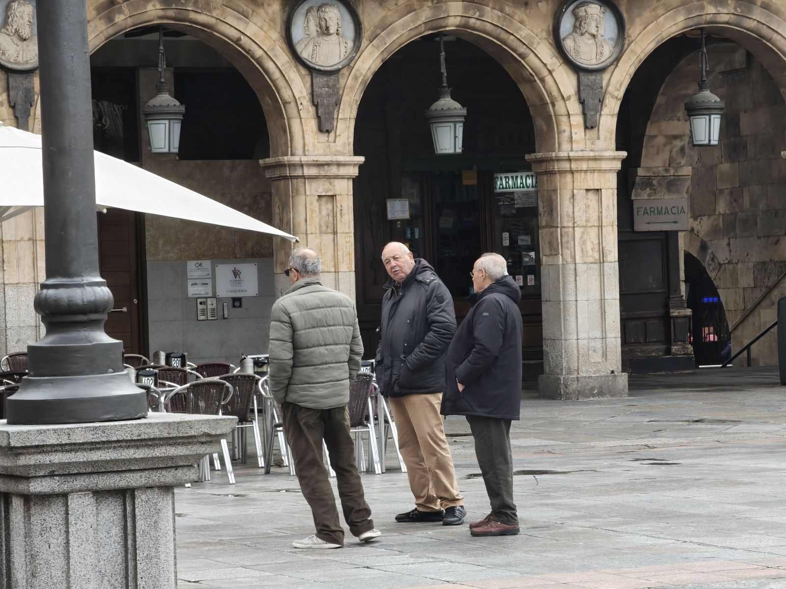 Gente paseando, pensionistas