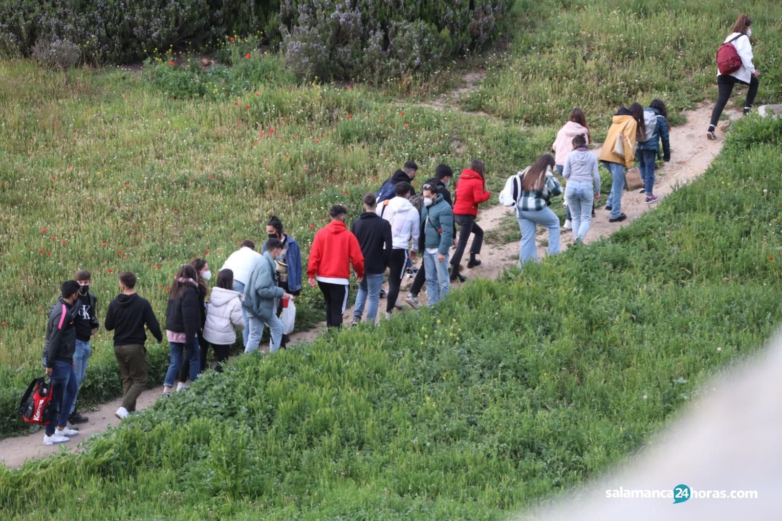 La Policía Local desaloja botellones en el Puente Romano