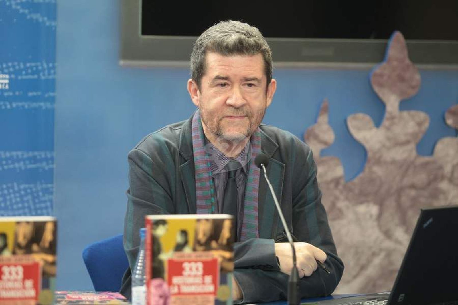 El periodista Carlos Santos presenta el libro 333 Historias de la Transición