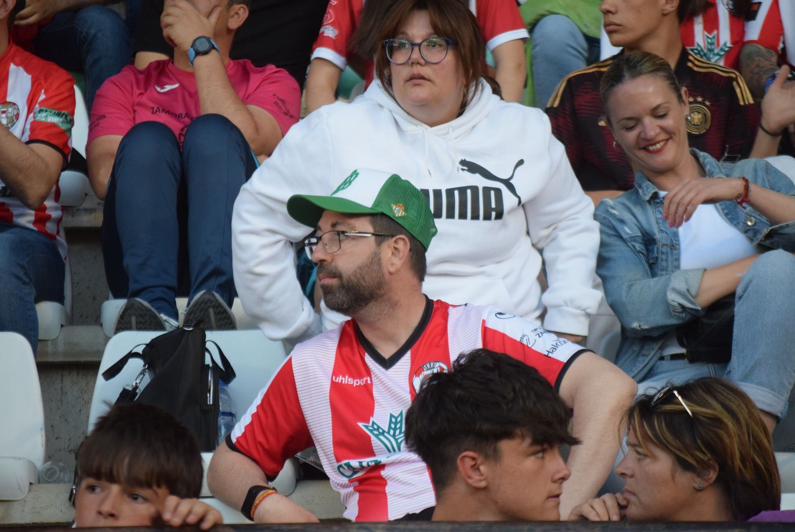 Un aficionado rojiblanco en el Zamora CF - UD Sanse.