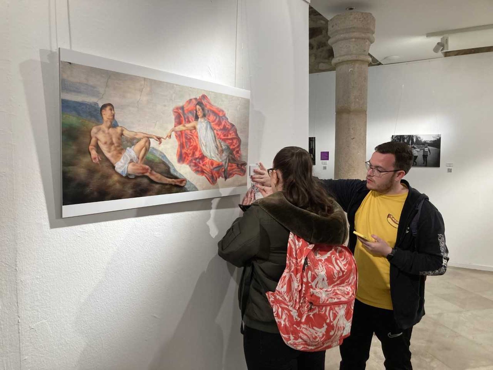 Imagen de los QR instalados para hacer de la exposición un espacio accesible. Archivo.