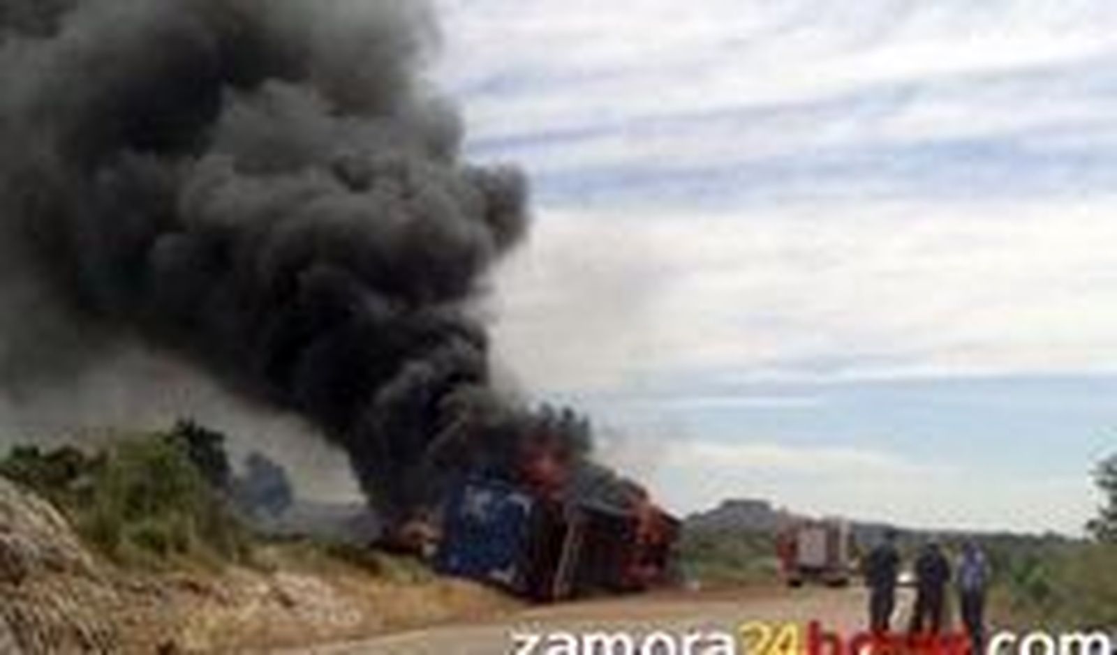 Reventón de rueda, vuelco y camión en llamas en la carretera de Peñausende