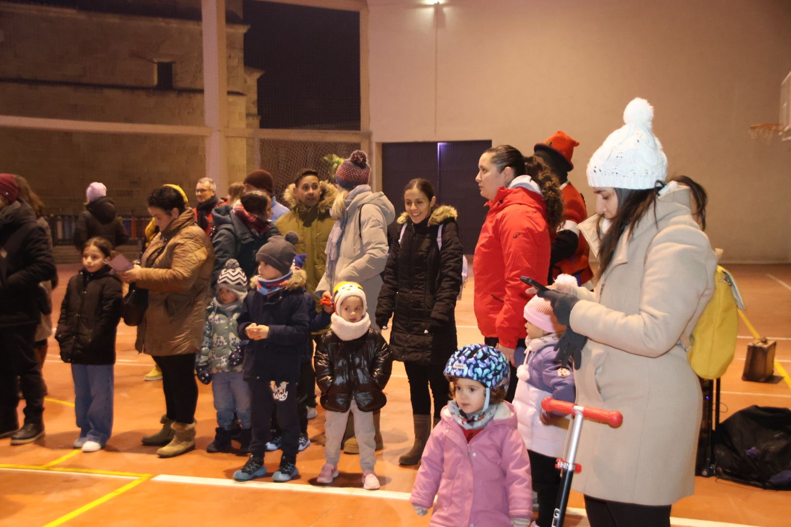 Castañada popular acompañada de un bonito espectáculo circense en Castellanos de Moriscos