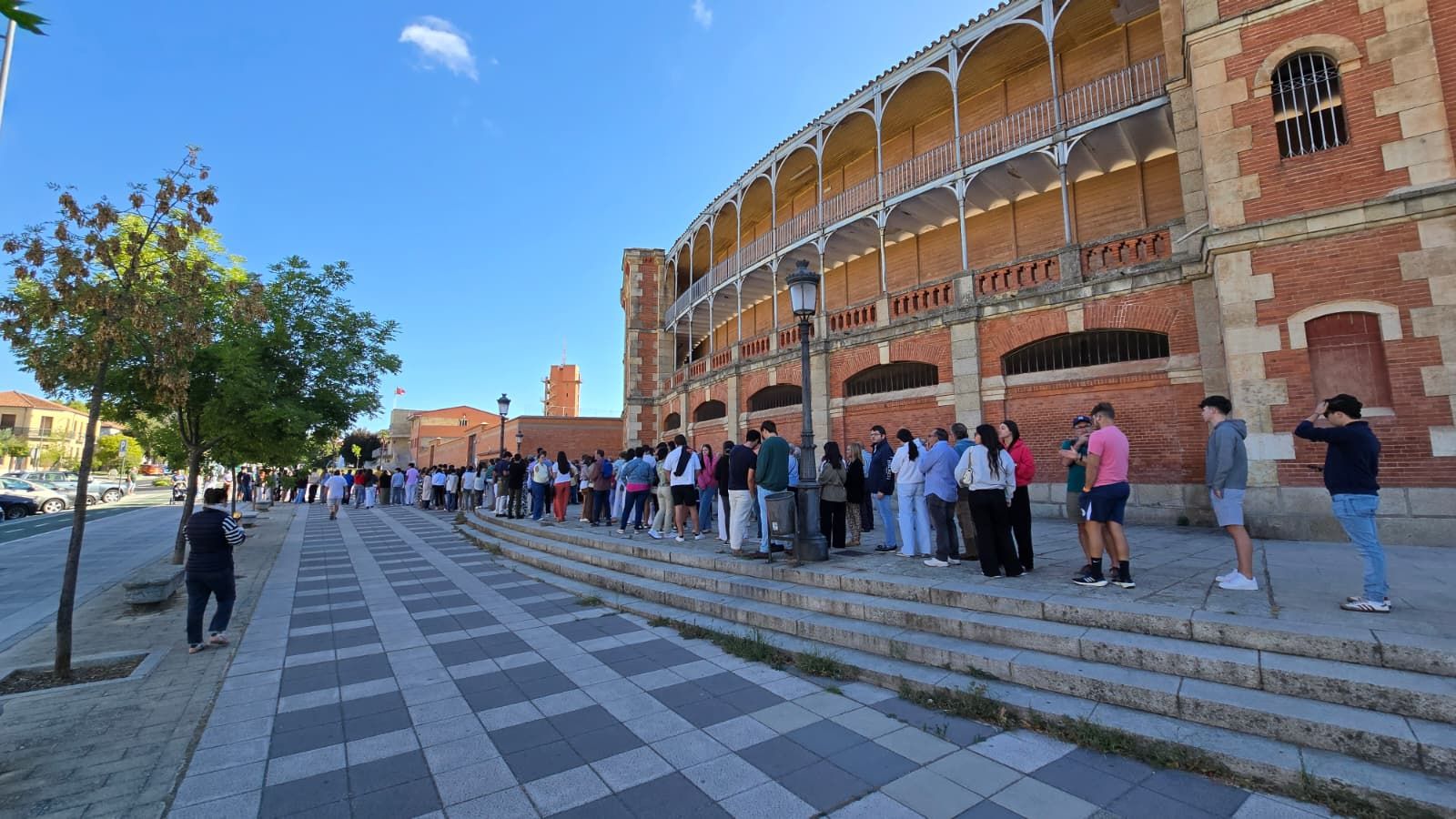 Colas en el día de apertura de renovación de los abonos para los toros (1).jpg