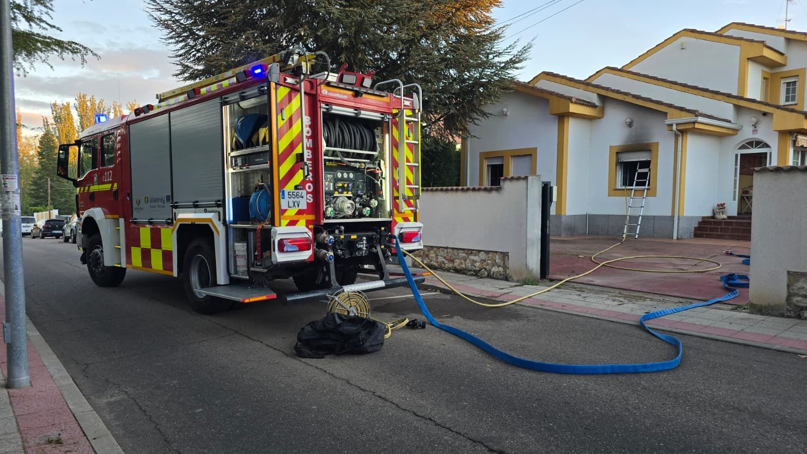 Incendio en una vivienda en la urbanización de Valdelagua con presencia de bomberos, Policía Local y Guardia Civil
