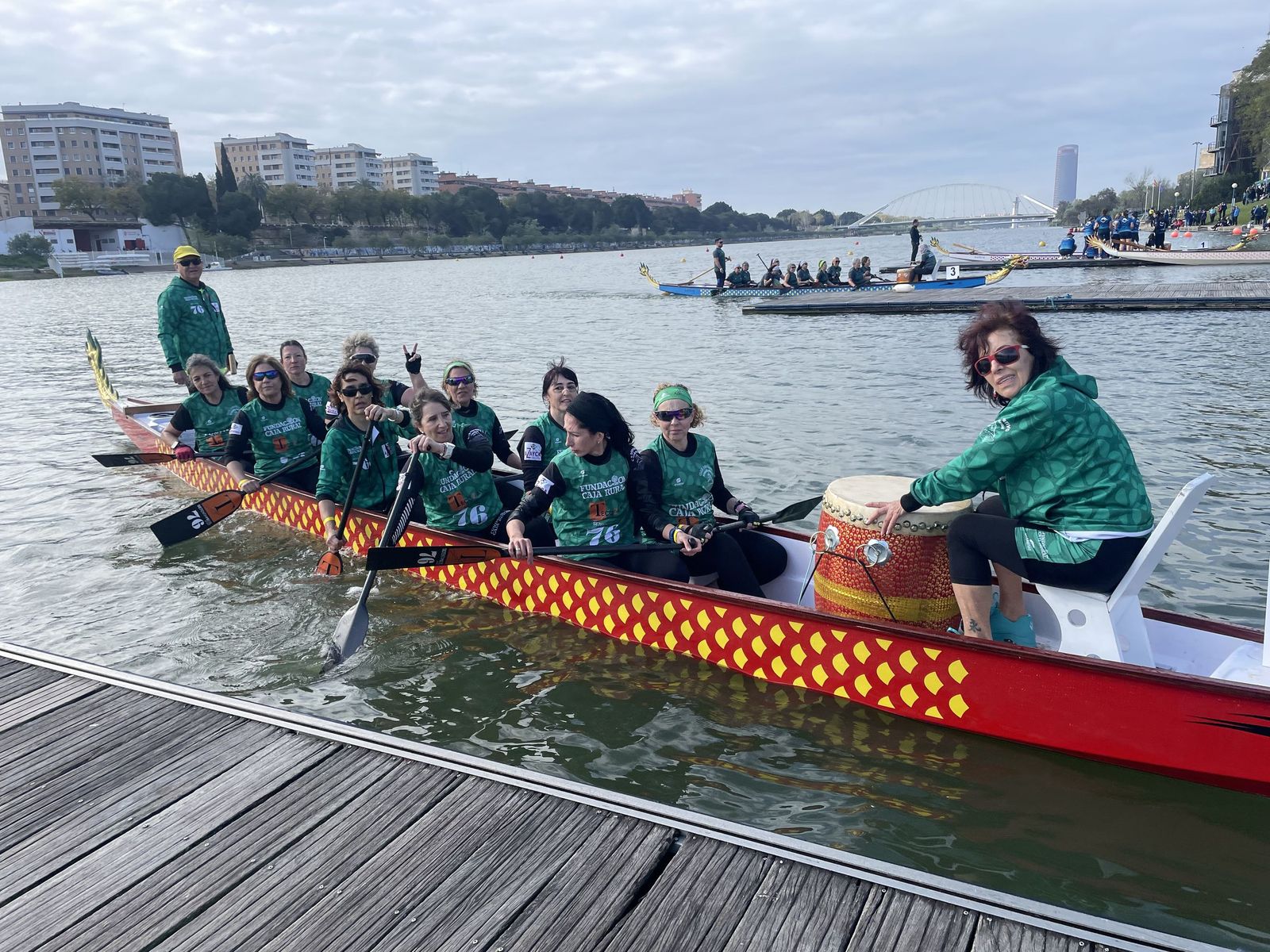 Embarcación DB10 barco dragón en la competición nacional celebrada en Sevilla