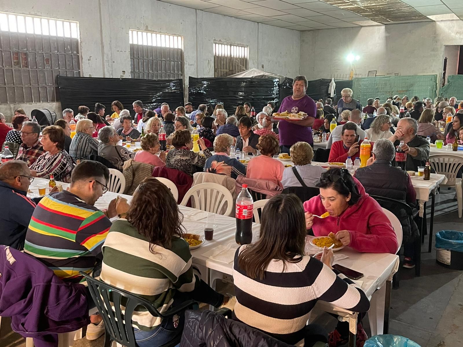 La casa de la Hermandad ha acogido la degustación de esta gran paella preparada por la Cofradía de los Nazarenos