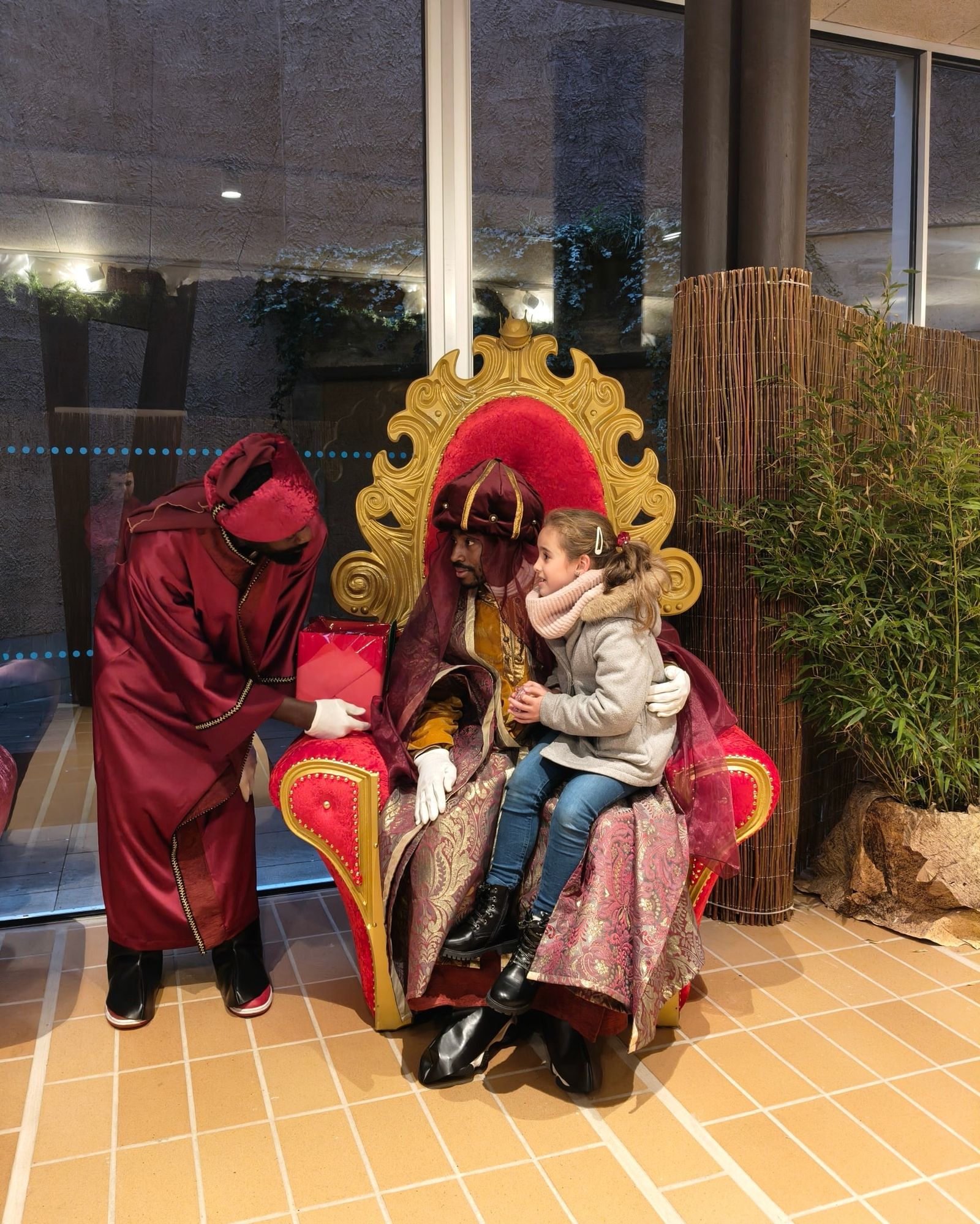 Los Reyes Magos visitan Carbajosa para recoger las últimas cartas